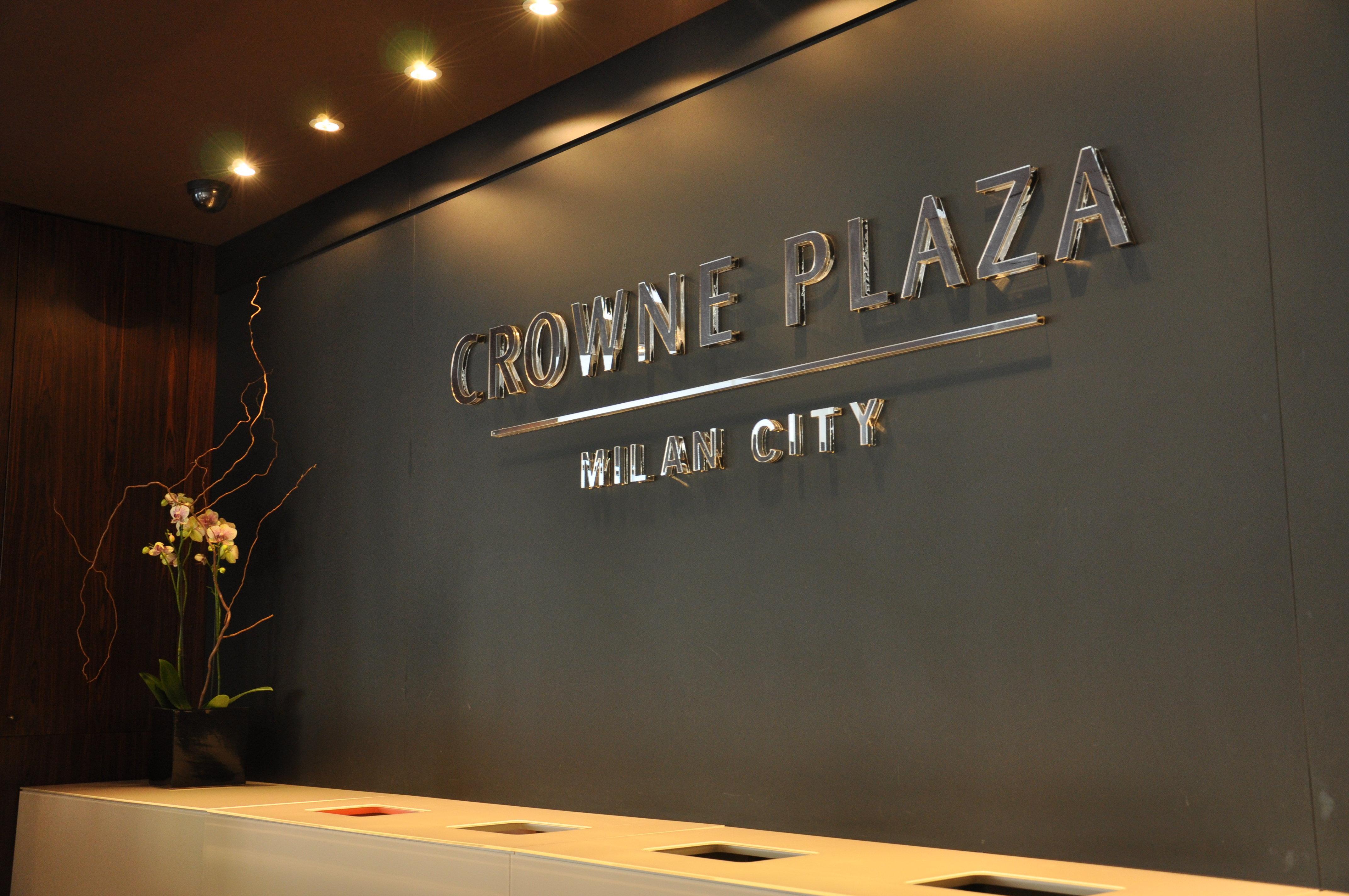 ホテル クラウン プラザ ミラン シティ ミラノ エクステリア 写真